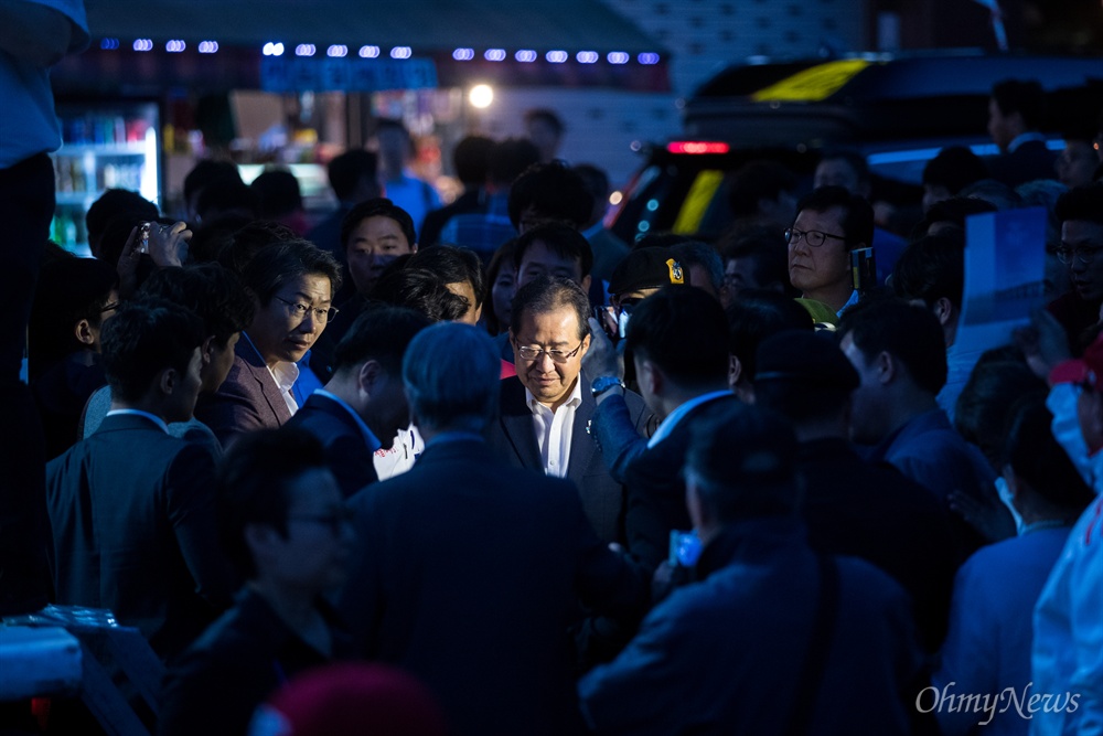  자유한국당 홍준표 대표가 선거를 하루 앞둔 12일 오후 서울 중구 대한문 앞에서 김문수 서울시장 후보 유세장에 들어서고 있다.