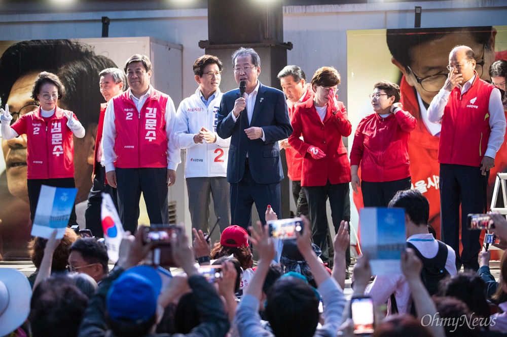  자유한국당 홍준표 대표가 선거를 하루 앞둔 12일 오후 서울 중구 대한문 앞에서 김문수 서울시장 후보 유세에서 지지 발언을 하고 있다. 