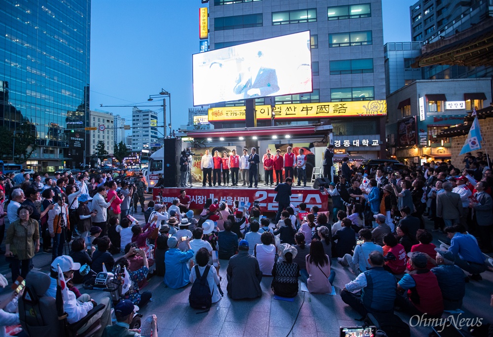  자유한국당 홍준표 대표가 선거를 하루 앞둔 12일 오후 서울 중구 대한문 앞에서 김문수 서울시장 후보 유세에서 지지 발언을 하고 있다. 