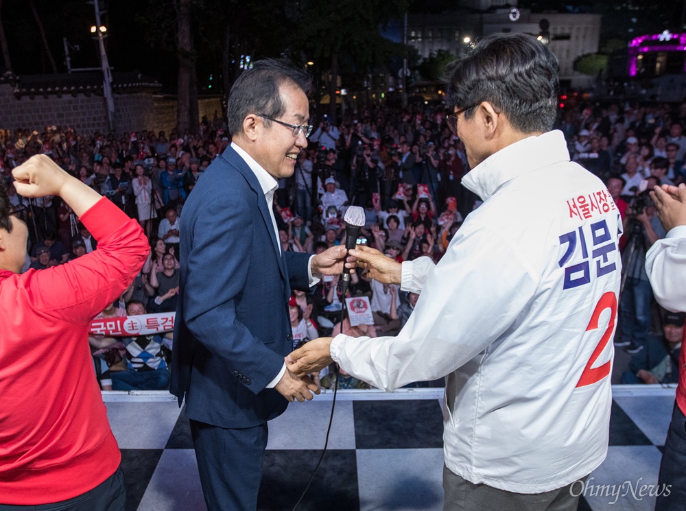  자유한국당 홍준표 대표가 선거를 하루 앞둔 12일 오후 서울 중구 대한문 앞에서 김문수 서울시장 후보 유세에서 지지 발언을 하고 있다. 