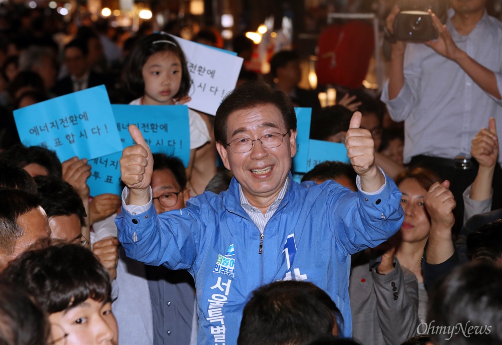 박원순, 서울 한복판에서 '엄지척'  박원순 더불어민주당 서울시장 후보가 6.13 지방선거를 하루 앞둔 12일 오후 서울 중구 명동에서 열린 집중유세에서 엄지손가락을 치켜세우며 막판 지지를 호소하고 있다. 