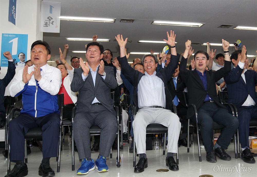  13일 밤 6시 오거돈 더불어민주당 부산시장 후보의 승리를 예측한 출구조사가 발표되자 캠프에 모인 선거 관계자들이 박수를 치고 있다. 방송3사의 출구조사에서 오 후보는 58.6%로 35.4% 득표로 예측된 서병수 자유한국당 후보를 23.2%포인트 차이로 크게 앞섰다. 