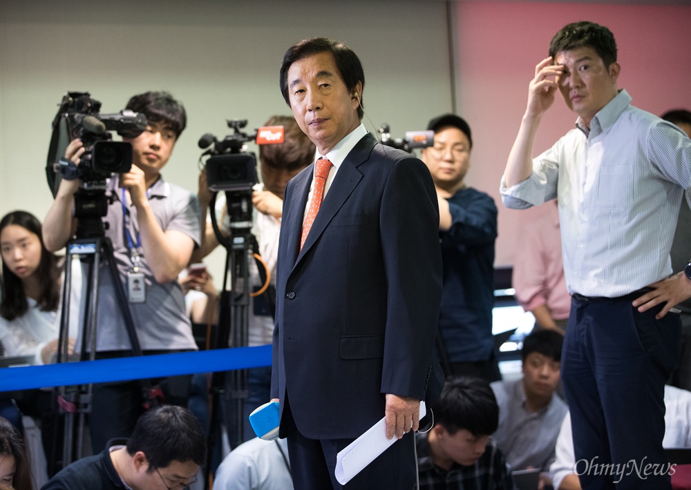  김성태 자유한국당 원내대표가 13일 오후 서울 여의도 당사에서 지방선거 출구조사 결과를 지켜보고 있다. 