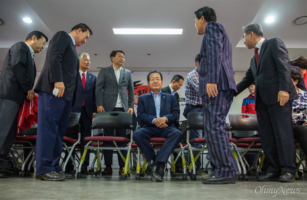  자유한국당 홍준표 대표와 지도부가 13일 오후 서울 여의도 당사에서 지방선거 출구조사 발표를 기다리고 있다. 