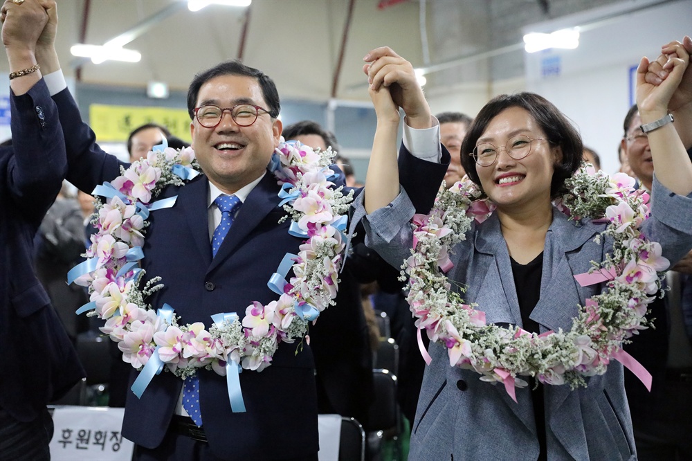  더불어민주당 허성무 창원시장 후보가 부인 이미숙씨와 함께 6월 13일 저녁 개표가 진행되면서 앞서 나가자 지지자들로부터 꽃다발을 받아 목에 걸고 인사하고 있다.