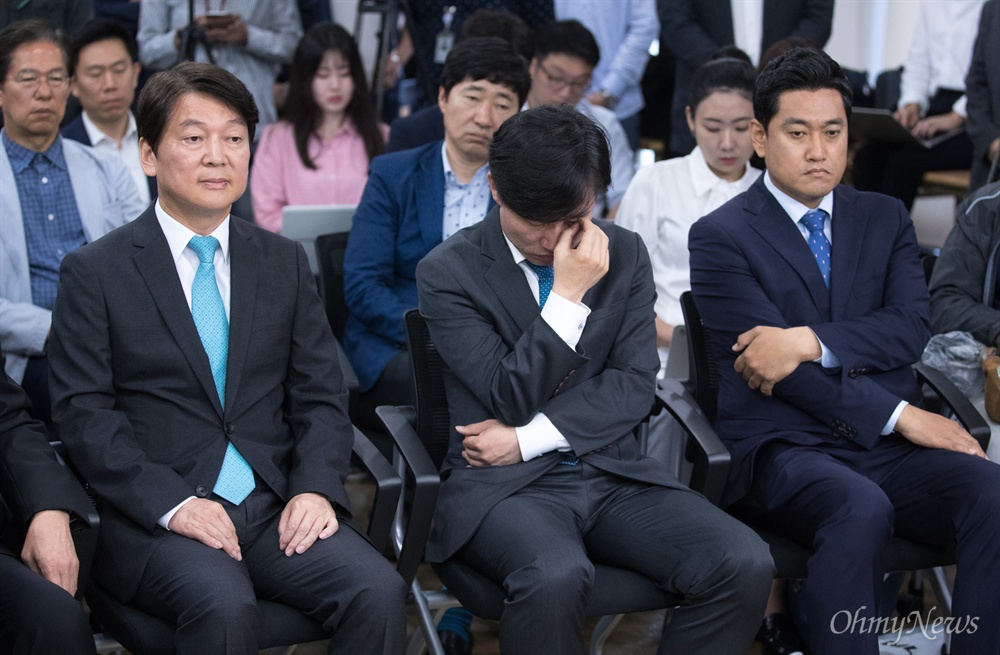  바른미래당 안철수 서울시장 후보가 14일 오전 서울 종로구 안 후보 선거 사무실에서 지방선거 캠프해단식에 하태경, 오신환 선대위원과 함께 참석하고 있다. 