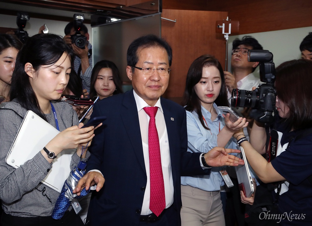 기자 질문 뿌리치며 퇴장하는 홍준표 홍준표 자유한국당 대표가 6.13 지방선거 참패에 대한 책임을 지고 14일 대표직을 사퇴한다고 밝힌뒤 자리를 뜨고 있다. 홍 대표는 이날 여의도 당사에서 기자회견을 열고 "우리는 참패했고 나라는 통째로 넘어갔다"며 "오늘 부로 당대표직을 내려놓는다"고 밝혔다. 