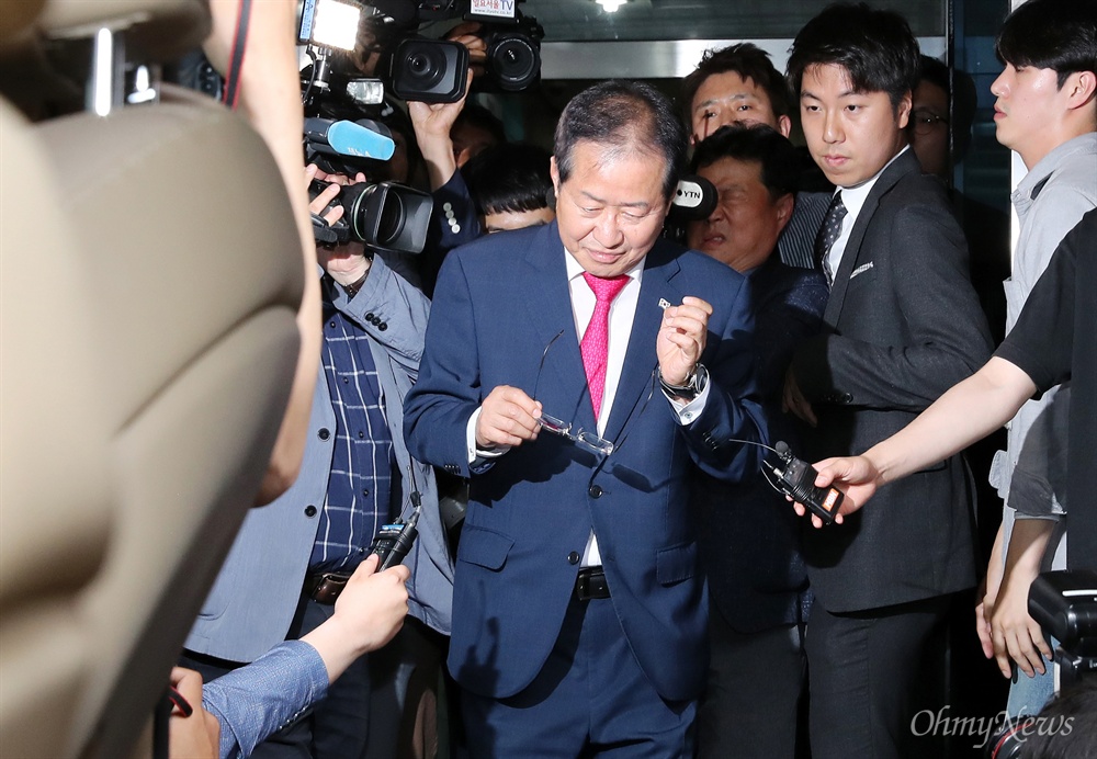 당사 떠나는 홍준표 홍준표 자유한국당 대표가 14일 오후 여의도 당사에서 대표직 사퇴 의사를 밝힌 뒤 당사를 떠나고 있다. 