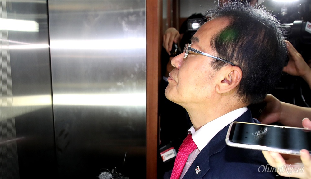 두 눈 감은 홍준표 홍준표 자유한국당 대표가 14일 오후 여의도 당사에서 대표직 사퇴 의사를 밝힌 뒤 승강기를 기다리며 눈을 감고 있다. 