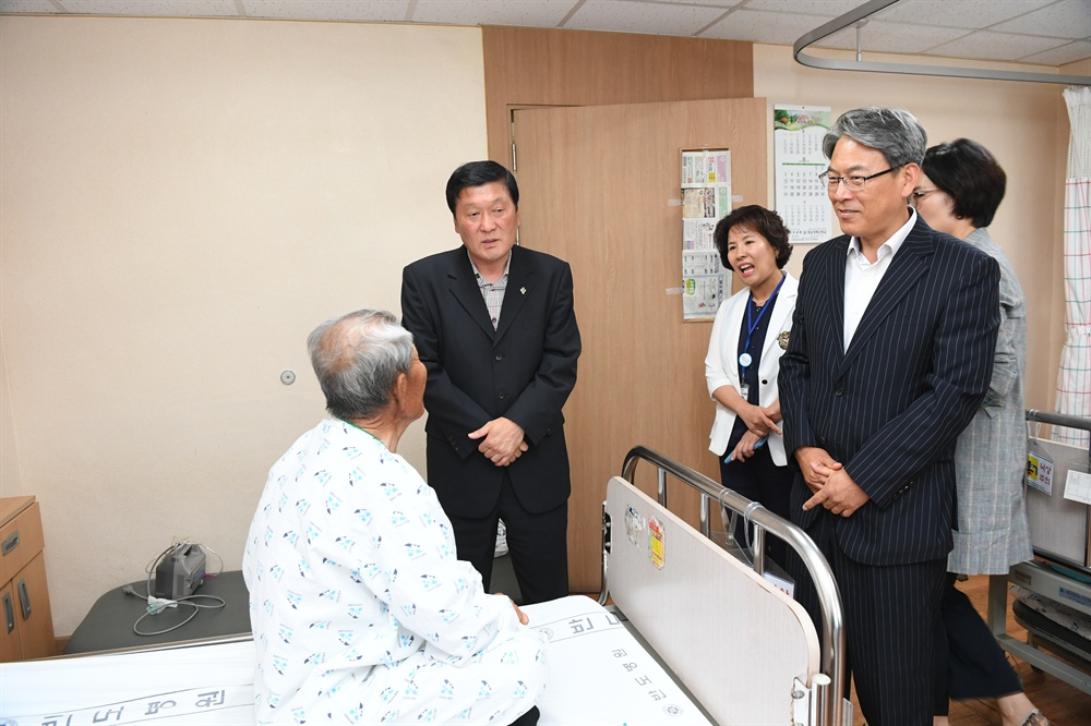  경상남도의회 최진덕 의장직무대리은 21일 국가유공자 거주지역인 ‘광명촌’을 방문했다.