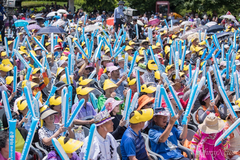  인천 미추홀구 주민들이 막대풍선과 노란색 모자를 쓰고 전국노래자랑 출연자들의 노래에 맞춰 흥겨워하고 있다. 