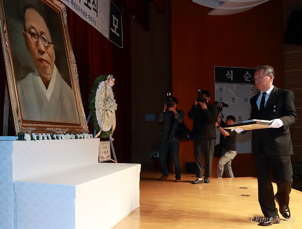 김구 선생 뜻 기리며, 책 헌정하는 김형오 회장 백범김구선생기념사업협회장인 김형오 전 국회의장이 26일 오전 서울 용산구 백범기념관에서 열린 '겨레의 큰 스승 - 백범 김구 선생 제69주기 추모식'에서 고인의 뜻을 담은 책을 헌정하고 있다.