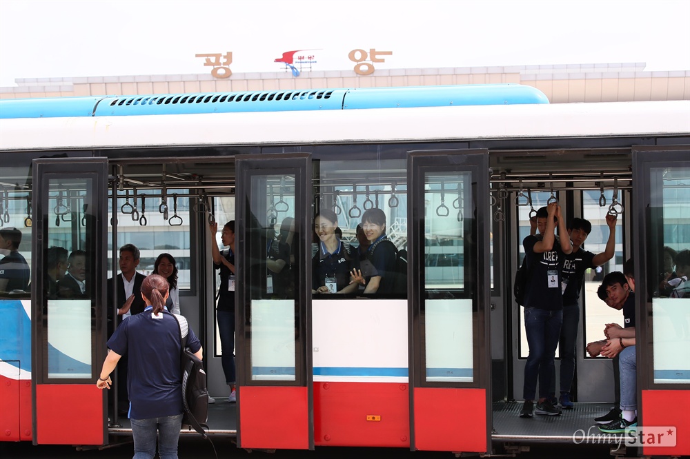 평양순안공항 도착한 통일농구 참가단 남북통일농구대회에 참가한 농구단 선수들이 3일 평양순안공항에 도착해 공항 차량에 탑승해 있다.