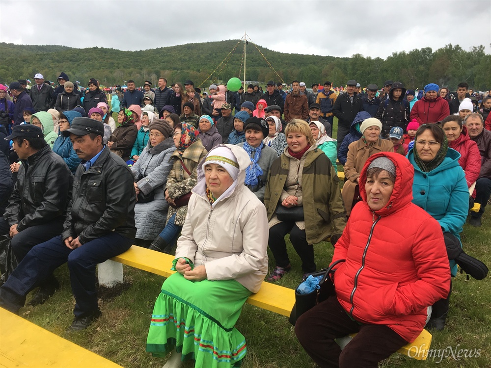  '사반투이' 전통축제 공연을 즐기는 사람들.