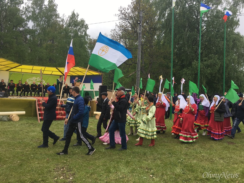  다양한 민족과 직업군에 따라, 자신들의 정체성을 드러낼 수 있는 의상을 입고 깃발을 곧추세우며 행진하는 것으로 '사반투이' 축제의 막이 올랐다.