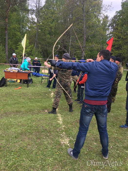  사반투이 축제 경기 가운데 하나인 활쏘기 대회. 