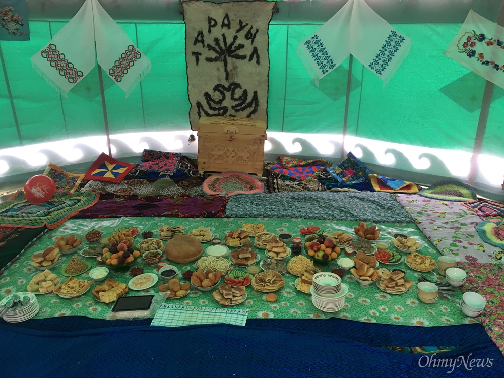  경기가 열리는 동안 유르타 안에서는 '전통음식 축제'가 벌어졌다. 말고기와 양고기, 다양한 유제품이 메인 요리였다.