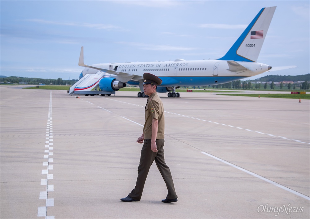 폼페이오 전용기와 북한군인 폼페이오 미 국무부 장관이 방북한 6일 오후 평양 순안공항 활주로에 세워져 있는 미 정부기 앞에 북측 군인이 서 있다. 