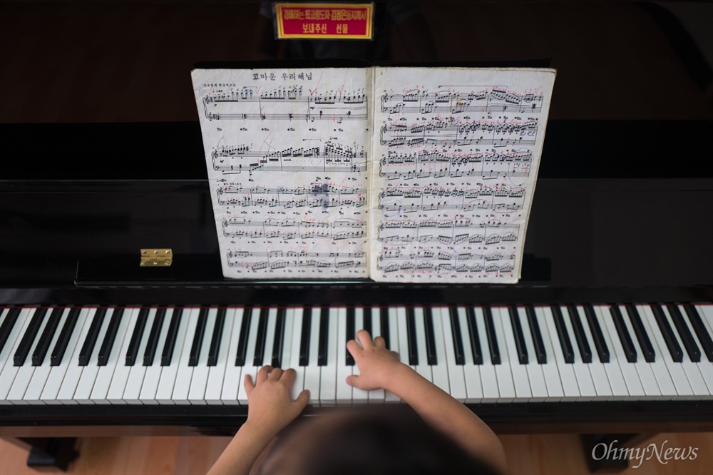  6일 오후 평양 만경대학생소년궁전에서 피아노를 배우는 한 학생이 <고마운 우리 해님> 악보를 보고 연습을 하고 있다.