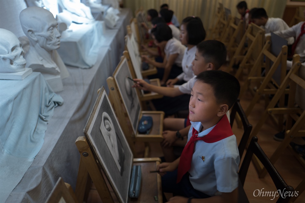  6일 오후 평양 만경대학생소년궁전에서 미술을 배우는 학생들이 조각상을 그리며 실습을 하고 있다.