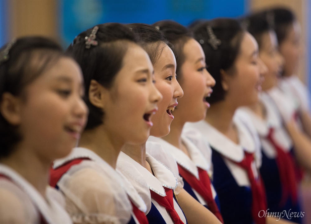  6일 오후 평양 만경대학생소년궁전에서 노래를 배우는 학생들이 <나의 살던 고향은>을 부르고 있다.