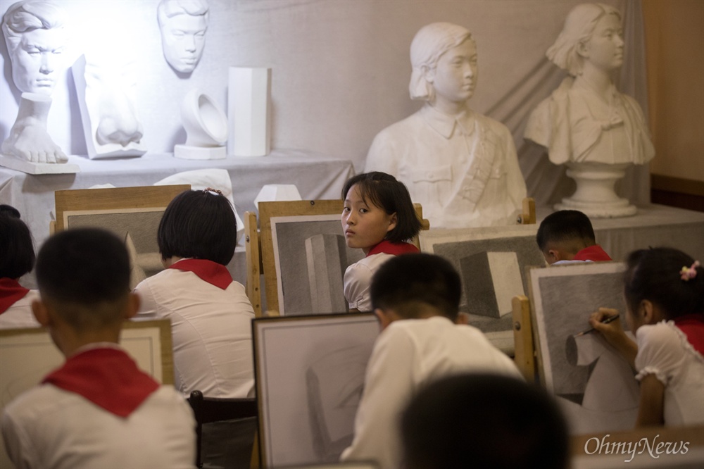  6일 오후 평양 만경대학생소년궁전에서 미술을 배우는 한 학생이 조각상을 그리는 연습을 하던 중 뒤를 돌아보고 있다.