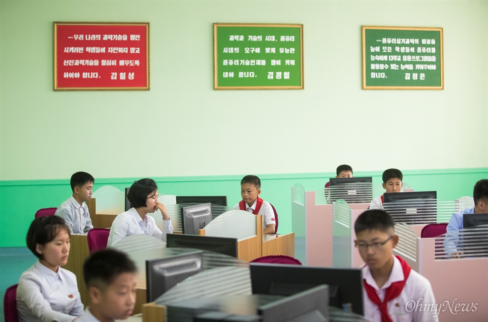  6일 오후 평양 만경대학생소년궁전에서 컴퓨터를 배우는 학생들의 모습.