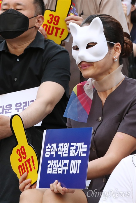 울먹인 아시아나항공 승무원  6일 오후 서울 광화문 세종문화회관 앞에서 열린 촛불집회에 참가한 아시아나항공 승무원이 참가자들의 자유발언을 듣으며 울먹이고 있다. 