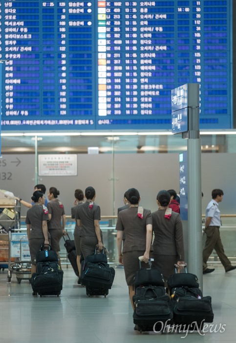  9일 오전 인천공항 국제선 출국장에 아시아나항공 승무원이 비행을 위해 출입국심사대로 향하고 있다. 