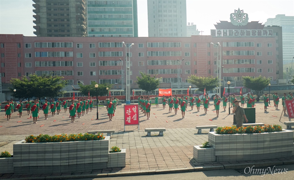  4일 오전 평양역 앞 광장에서 ‘평천구역녀맹’ 선전원들이 출근시간 선전활동을 하고 있다.