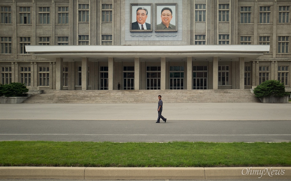  6일 오후 평양 시내에 있는 전승기념관에 김일성 주석, 김정일 국방위원장의 초상이 걸려 있다. 