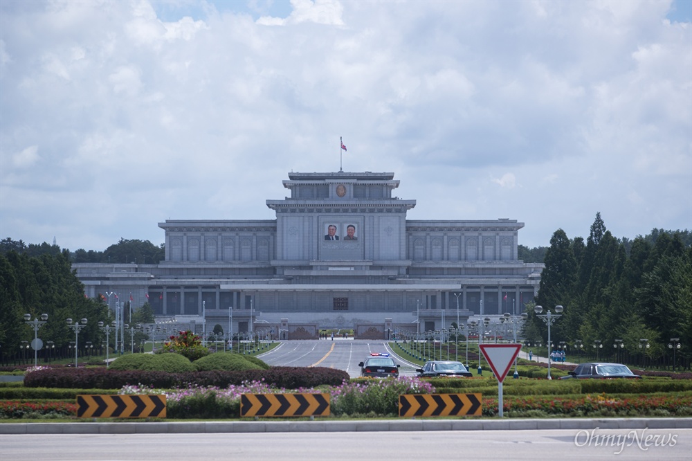  3일 오후 김일성 주석, 김정일 국방위원장의 초상이 걸려 있는 금수산태양궁전의 모습. 