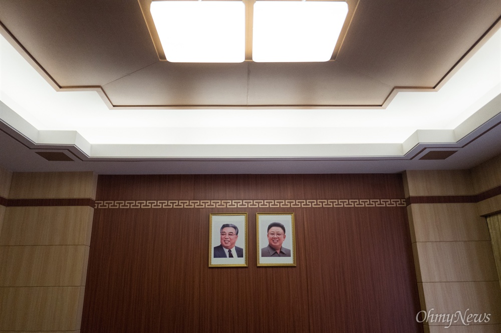  4일 오후 평양 고려호텔 면담실에 걸려 있는 김일성 주석, 김정일 국방위원장의 초상 사진.