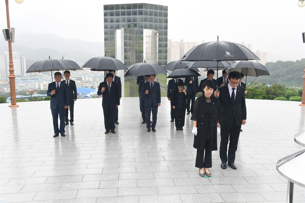  경남도의회 의장단이 7월 9일 3.15민주묘지를 참배했다.