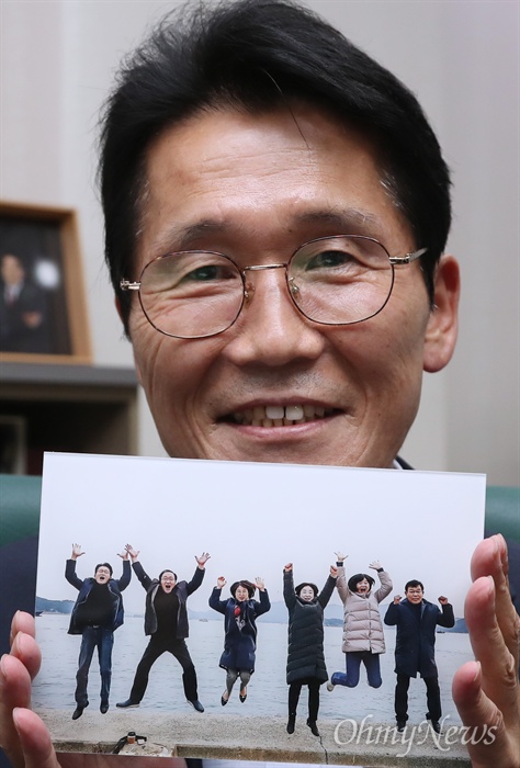  지난해 통영에서 열린 정의당 국회의원 워크숍 당시 여섯 명의 의원이 기념으로 찍은 점프 사진을 윤소하 의원이 들어보이고 있다. 