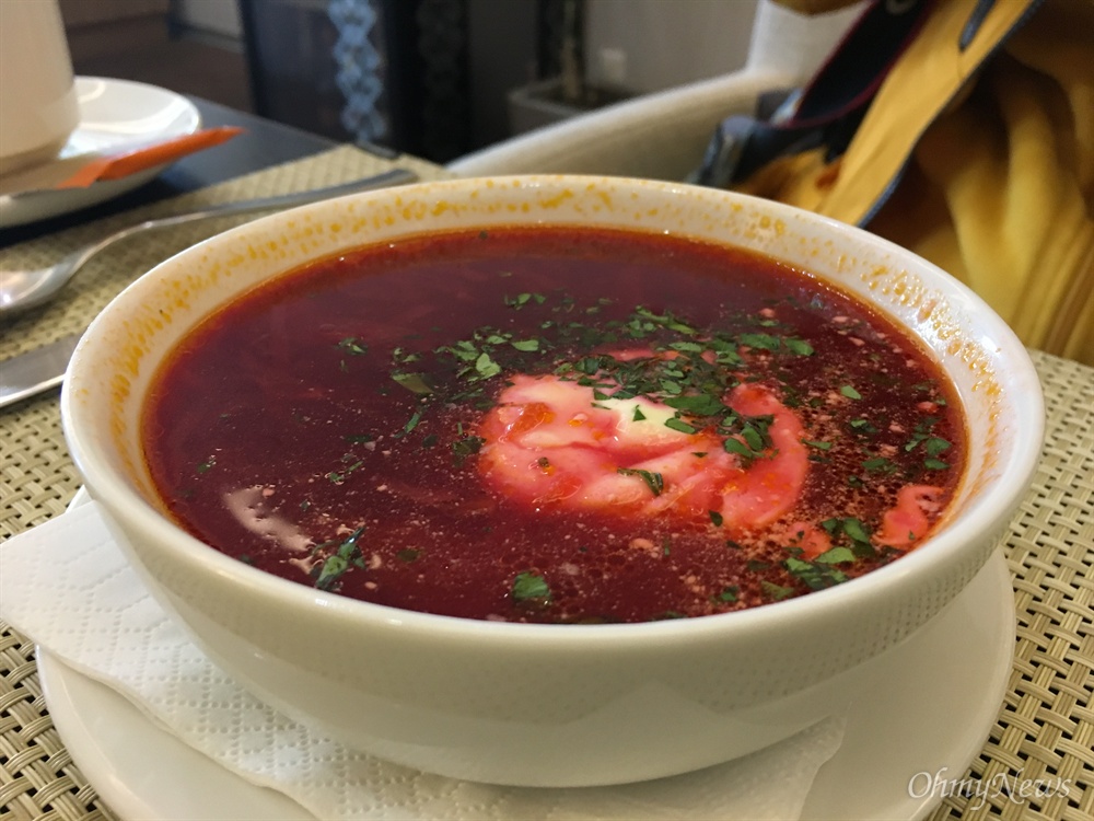  러시아에서 즐겨먹 '보르쉬(borscht)'는 비트(beet) 뿌리를 넣고 끓여 붉은색을 띠는 우크라이나식 수프다.