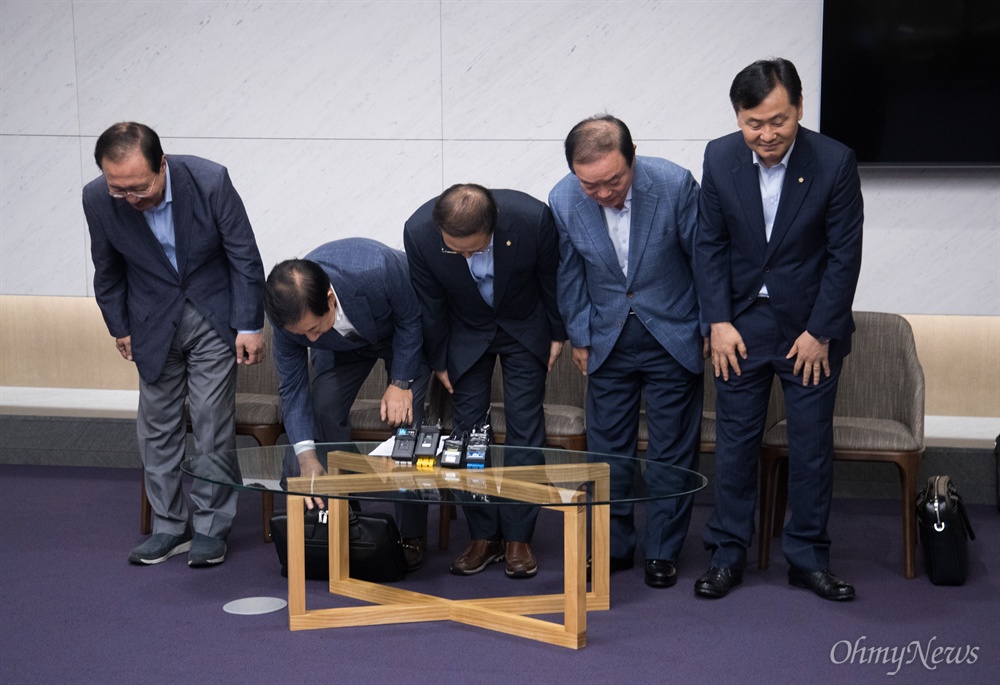 방미하는 원내대표들, 인사는 제각각 5당 원내대표들이 18일 오전 인천공항제2터미널 귀빈실에서 방미 기자회견을 마치고 인사를 하고 있다. 왼쪽부터 정의당 노회찬, 자유한국당 김성태, 더불어민주당 홍영표, 민주평화당 장병원, 바른미래당 김관영 원내대표.