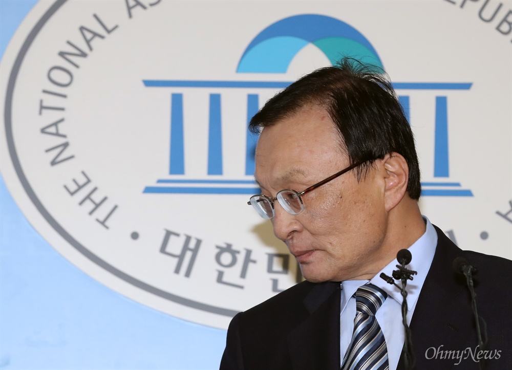 당권도전 선언한 이해찬 이해찬 더불어민주당 의원이 20일 오후 서울 여의도 국회 정론관에서 당 대표 출마 선언을 한 뒤 나서고 있다. 