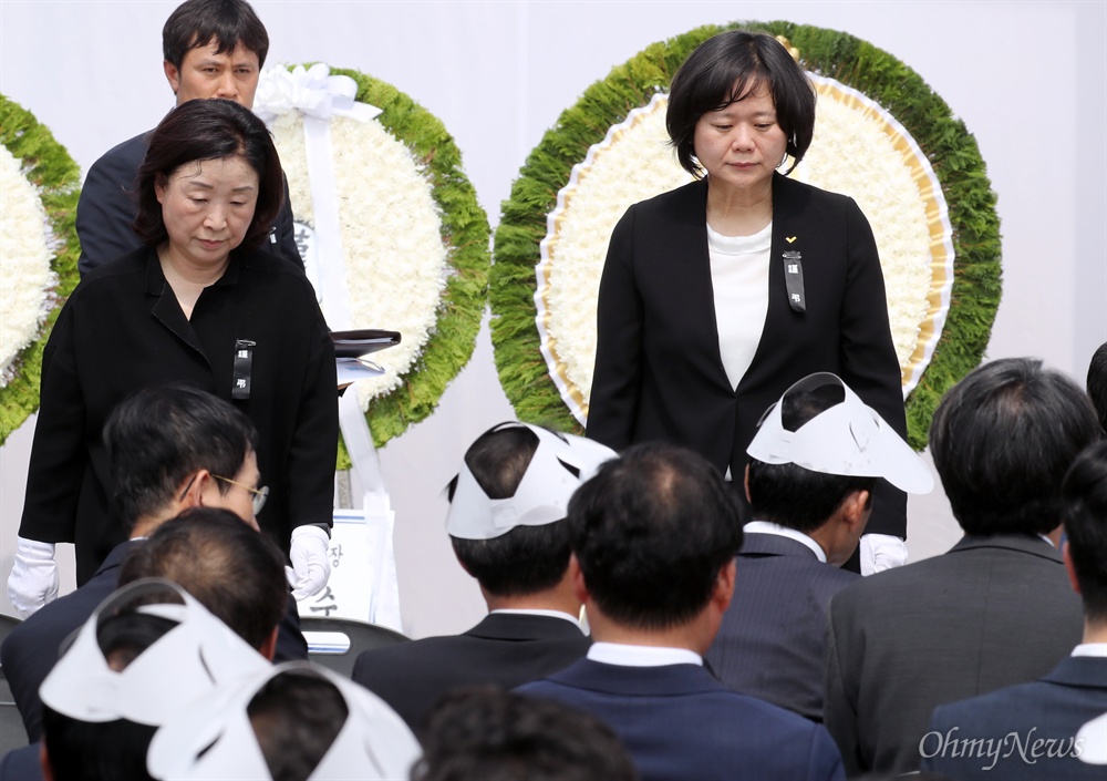 노회찬 영결식 참석한 이정미-심상정 정의당 이정미 대표와 심상정 의원이 27일 오전 서울 여의도 국회 정현관 앞에서 열린 고 노회찬 의원 국회 영결식에서 헌화한 후 자리로 향하고 있다.