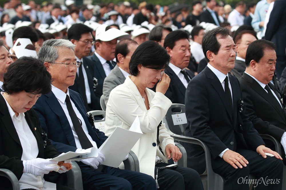 고 노회찬 의원 영결식, 눈물 훔치는 추미애  27일 오전 서울 여의도 국회에서 열린 ‘고 노회찬 국회의원 영결식’에서 추미애 더불어민주당 대표와 김동철 바른미래당 비상대책위원장, 정세균 전 국회의장, 문희상 국회의장이 참석해 고인의 넋을 기리며 추모하고 있다.