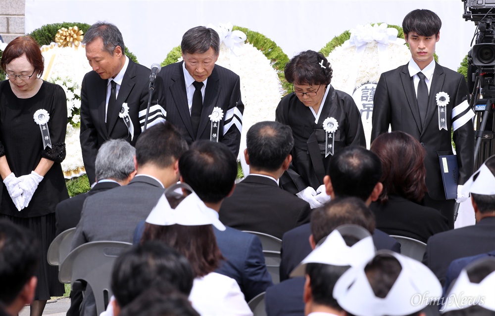 인사하는 노회찬 의원의 유족들 27일 오전 서울 여의도 국회 정현관 앞에서 열린 고 노회찬 의원 국회 영결식에서 고인의 부인 김지선씨를 비롯한 유족들이 참석자들에게 고개숙여 인사하고 있다. 
