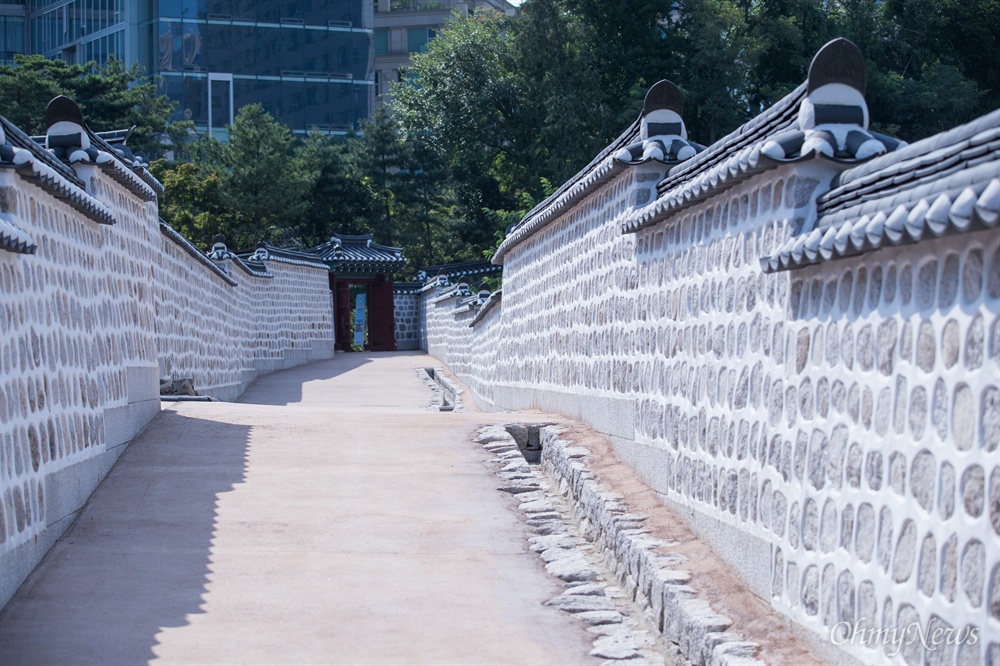 아관파천 때 고종이 걸었던 길... 폭염 속 개방  1일 문화재청이 1896년 고종이 아관파천했던 길로 추정되는 '고종의 길'을 개방했다. '고종의 길'은 120미터로 미 대사관저와 연결된 덕수궁 돌담길부터 러시아 공사관까지 이어진다. 8월 한 달간 무료로 개방하며 10월에 정식 개방할 계획이다. 