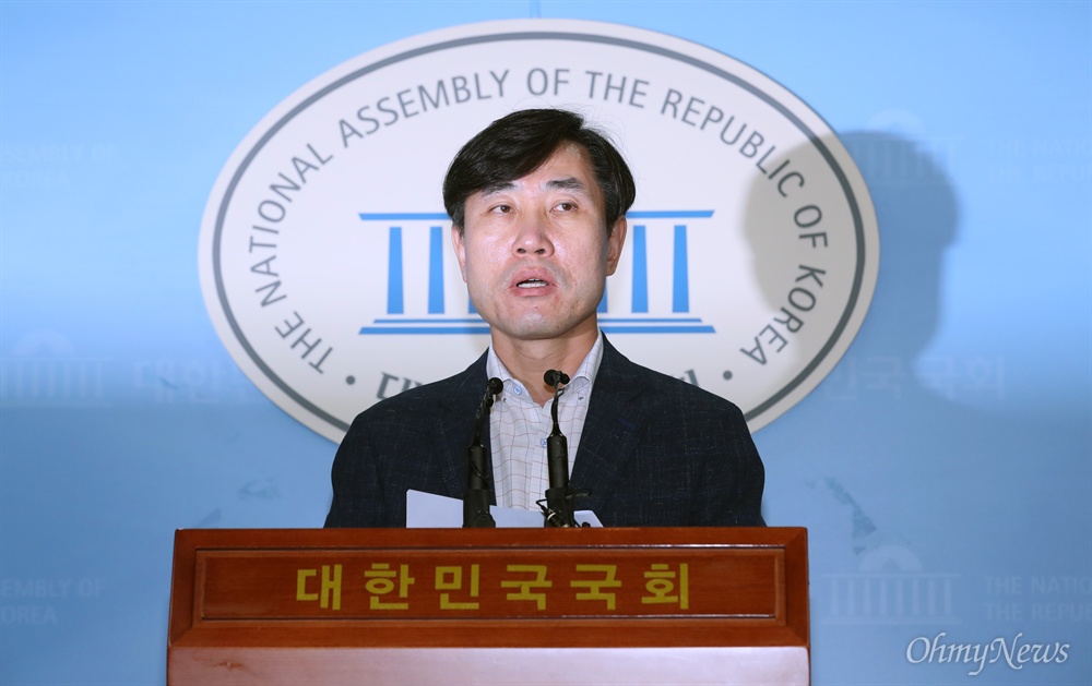 하태경 "반공수구 한국당 대체하는 새로운 야당 만들겠다" 하태경 바른미래당 의원이 2일 오전 서울 여의도 국회 정론관에서 당대표 출마 선언을 하고 있다. 하 의원은 이날 기자회견을 열고 "반공수구보수 자유한국당을 역사의 뒤안길로 밀어내고, 한국정치의 새로운 한 시대를 열어내겠다"며 "2020년 총선에서 바른미래당을 제1야당으로 만드는 일에 제 정치생명을 걸겠다"고 당권도전을 선언했다.