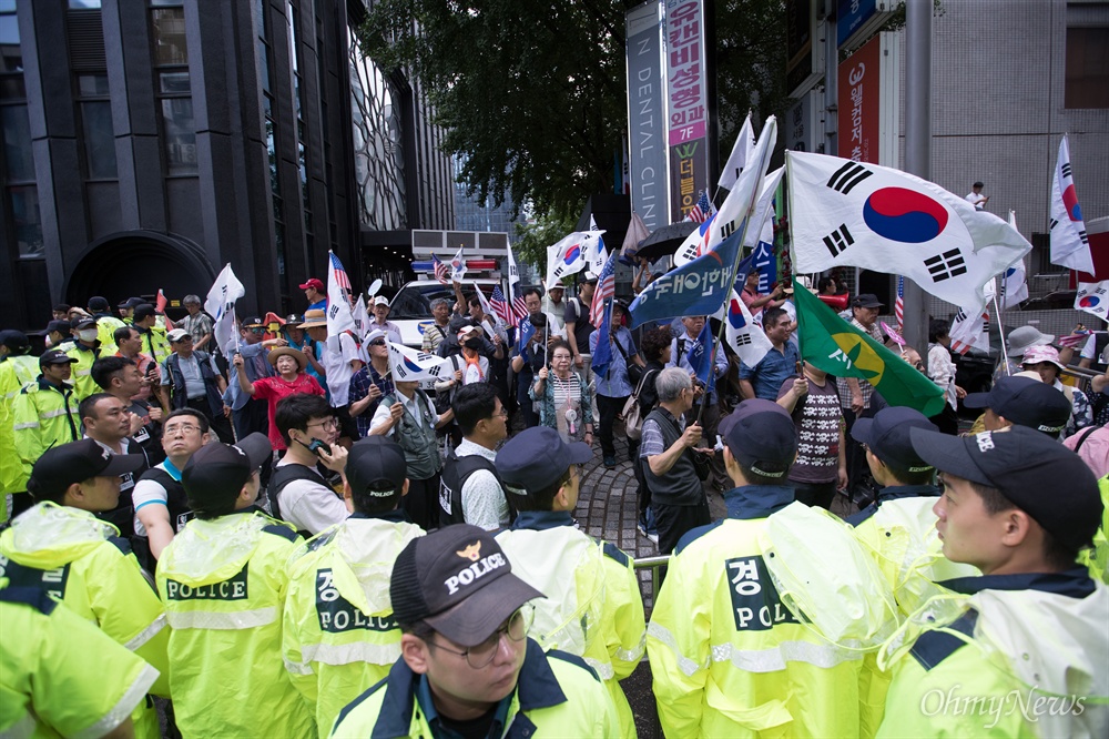  김경수 경남도지사가 6일 오전 서울 강남역 인근에 위치한 드루킹관련 허익범 특검 사무실로 드루킹 댓글조작의 '공범' 혐의 피의자 조사를 받기 위해 출석하자 대한애국당 당원등 보수단체 회원들이 규탄 시위를 하고 있다. 