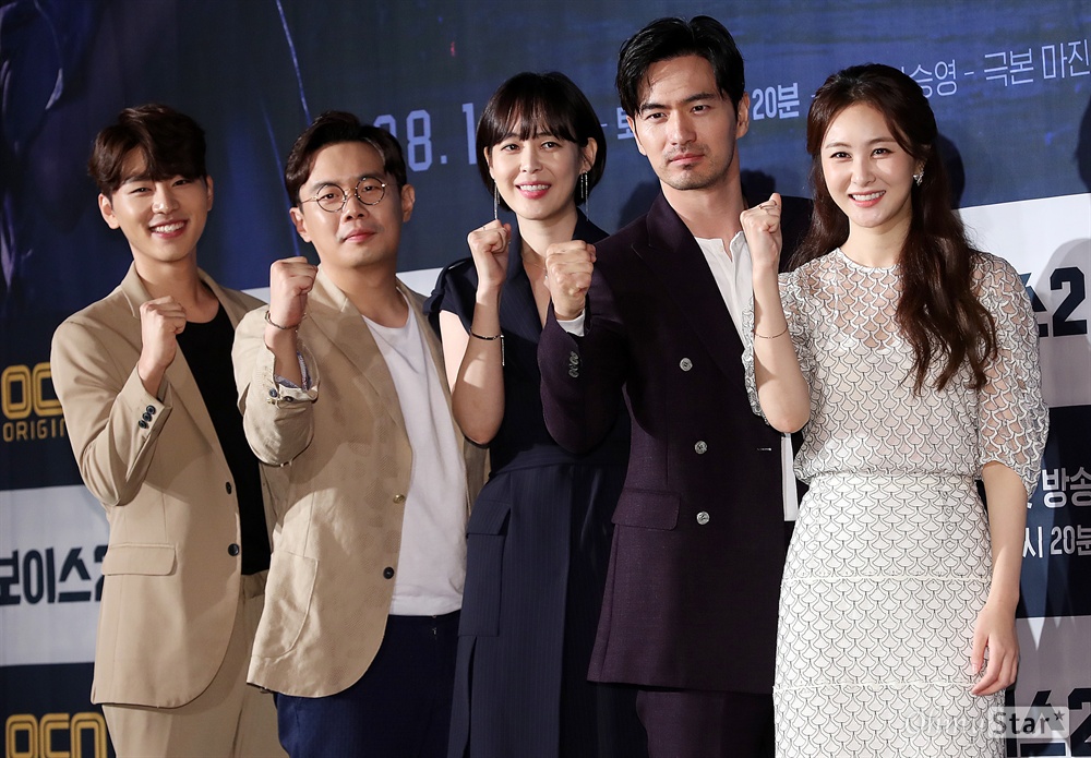 '보이스2' 범인검거 아자! 배우 김우석, 안세하, 이하나, 이진욱, 손은서가 7일 오후 서울 여의도의 한 호텔에서 열린 OCN 오리지널 <보이스2> 제작발표회에서 포토타임을 갖고 있다. <보이스2>는 범죄 현장의 골든타임을 사수하는 112 신고센터 대원들을 그린 소리추격 스릴러 드라마로, 귀로 수사하는 보이스 프로파일러와 범인의 머리로 현장을 보는 싸이코패스 형사의 뉴콜라보레이션을 담고 있다. 11일 토요일 오후 10시 20분 첫방송.