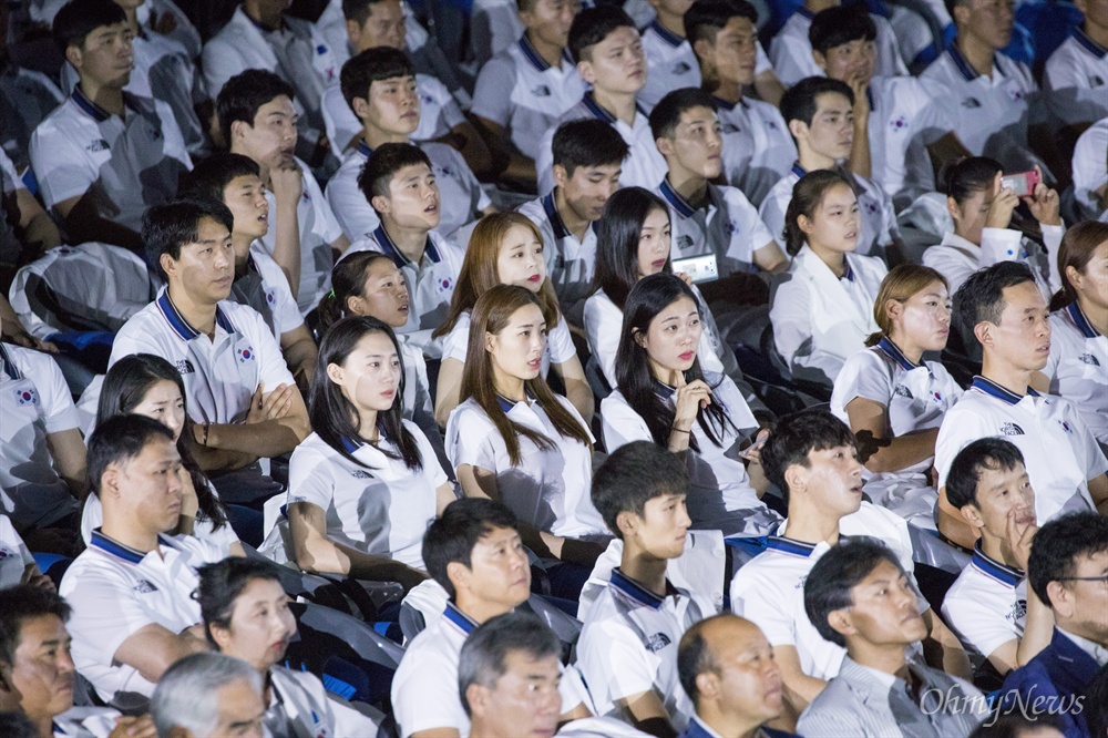  7일 오후 서울 송파구 올림픽공원 핸드볼경기장에서 자카르타-팔렘방 아시안게임 국가대표선수단 결단식이 열리고 있다.