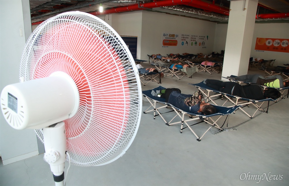  폭염으로 인해 지친 공사 현장 노동자들이 편히 쉴 수 있도록 휴게실에 에어컨과 대형선풍기, 야전침대가 마련되어 있다.