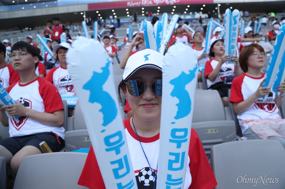  11일 오후 서울 마포구 상암월드컵 경기장에서 남북노동자통일축구대회에서 관중들이 응원전을 펼치고 있다. 
