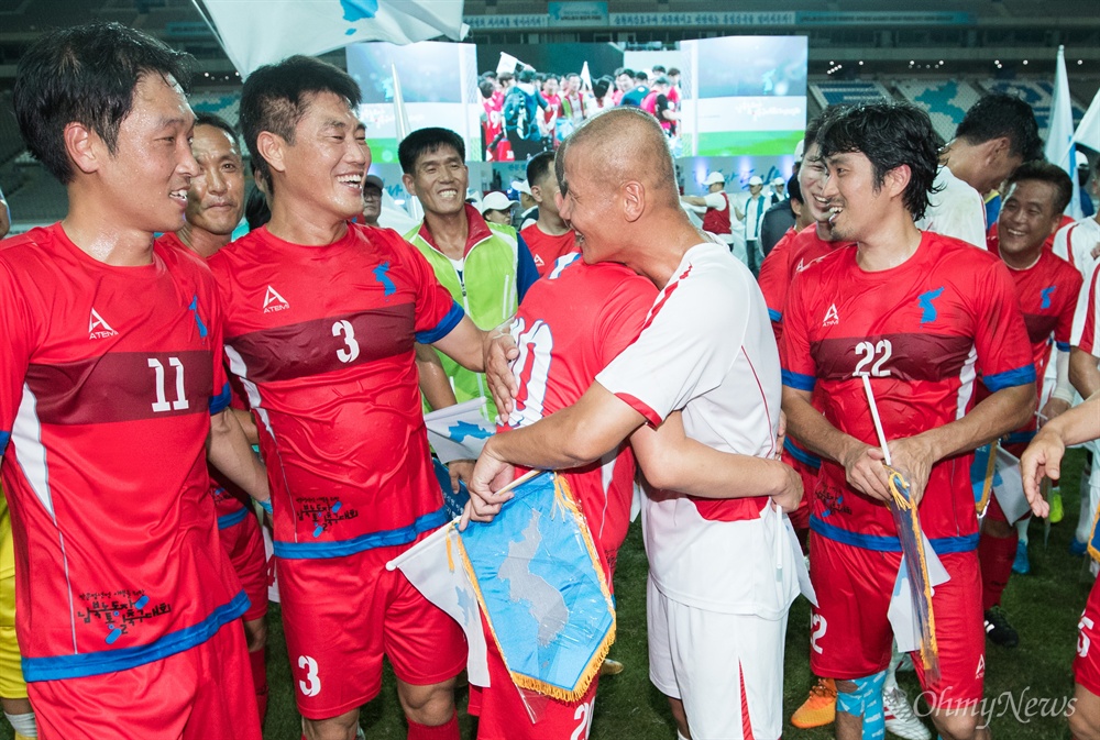  11일 오후 서울월드컵경기장에서 열린 남북노동자통일 축구대회에서 모든 경기가 끝나고 남측 선수와  북측 선수가 포옹을 하고 있다. 