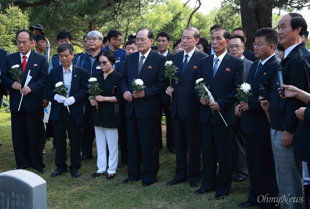 전태일 열사 동생들과 함께 참배하는 북측노동자들 남북노동자 통일축구대회 참가를 위해 방남중인 북측 조선직업총동맹(직총, 위원장 주영길) 참가단이 12일 오전 경기도 남양주시 마석모란공원 전태일 열사 묘역을 참배하고 있다. 이들의 참배에 전태일 열사의 동생 전태삼(왼쪽 두번째), 전순옥(왼쪽 세번째)씨가 함께했다. 이수호 전태일재단 이사장이 북측참가자들에게 열사의 약력을 소개하고 있다.